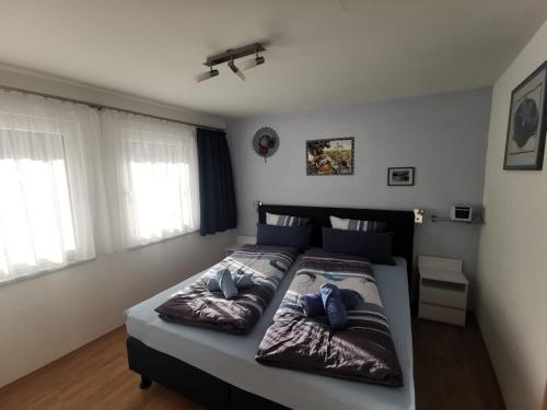 施库尔Ferienwohnung Aquileia的一间卧室配有一张带两个枕头的床
