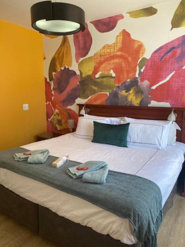 德班Oceanic 2 Bedroom - Self-catering Apartment的一间卧室配有一张大床和毛巾