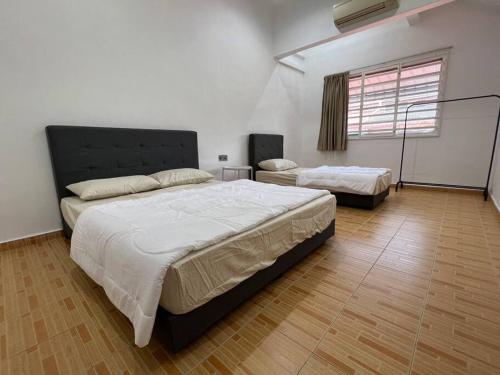 麻坡M Guest House2的一间设有两张床和窗户的大卧室