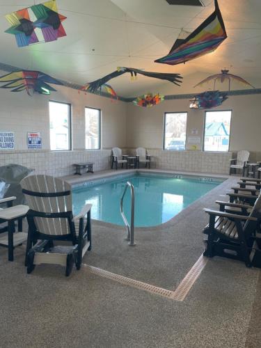 比林斯布特希尔套房酒店的游泳池设有椅子和悬挂在天花板上的风筝