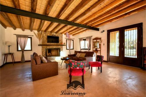 胡阿卡勒拉Villa Laureana的大型客厅设有木制天花板