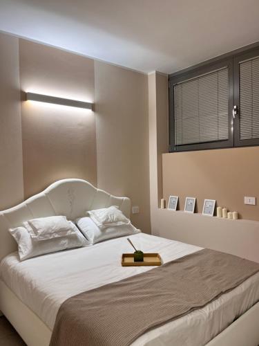 米兰Fiera Milano City Apartment的卧室配有白色的床和窗户。