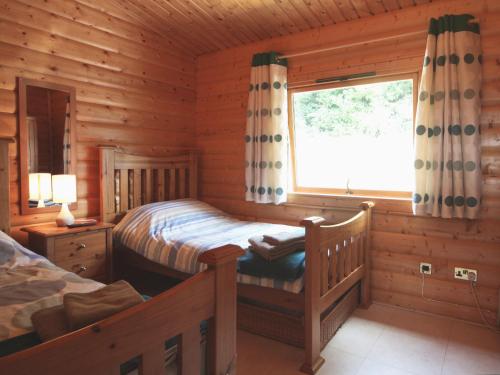 廷特恩Cider Mill Lodge - Hw7420的小木屋内一间卧室,配有两张床