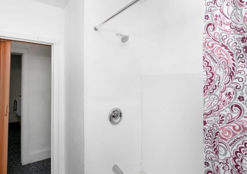 底特律A cozy home with fire place的带淋浴和镜子的白色浴室