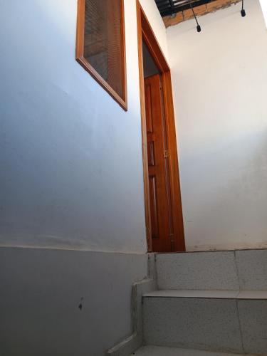 莱蒂西亚Apartamento Profe Rios的一间设有楼梯、门和窗户的房间