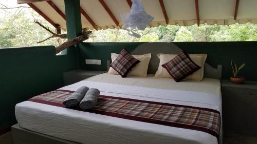锡吉里亚Sigiri Holiday Villa的帐篷内的一张床位,上面有两双鞋