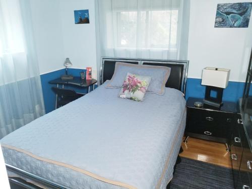 华盛顿华盛顿私人度假公寓的一间卧室,床上放着两朵鲜花