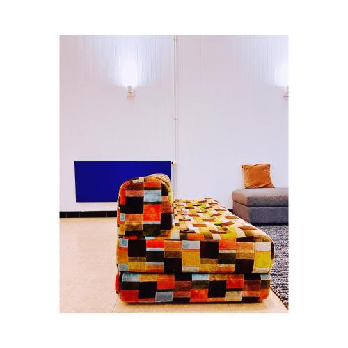 Lo-ReningeIn nduuk的客厅里一张五颜六色的椅子