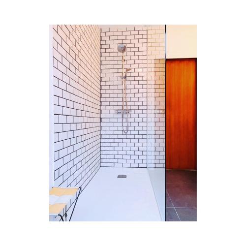 Lo-ReningeIn nduuk的带淋浴的浴室和棕色的门