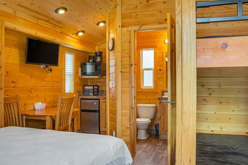 SeaviewLong Beach Camping Resort Studio Cabin 3的一间卧室配有一张床、一张书桌和一个卫生间
