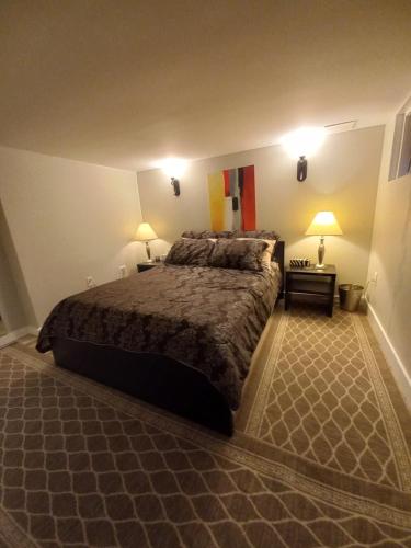 尼亚加拉瀑布Niagara Falls Dream Family Retreat的一间卧室配有一张大床和两盏灯。