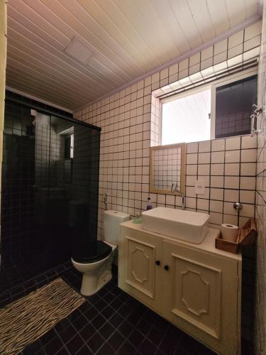 巴西利亚KzaZenDF CamaeCafé AsaSul的浴室配有卫生间、盥洗盆和淋浴。