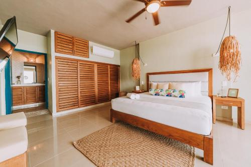 科苏梅尔Albatros Suites by Bedsfriends的一间带大床的卧室和一间浴室