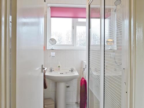 韦斯特尔顿希思维尤乡村别墅的一间带水槽和窗户的浴室