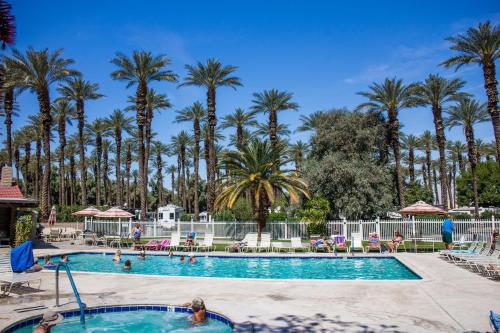 棕榈荒漠Palm Springs Camping Resort Loft Cabin 1的棕榈树度假村的游泳池