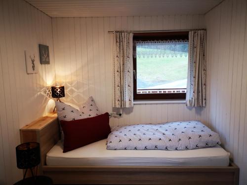 比尔的斯坦Erwin's的一间小卧室,配有床和窗户