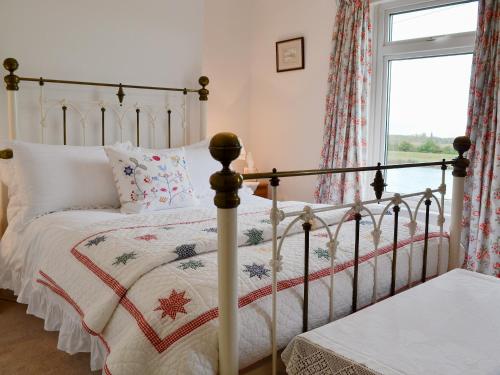 HilgayGreenbank Cottage的一间卧室设有一张床和一个窗口