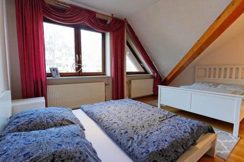魏因海姆Große, helle Wohnung für bis zu 6 Personen的一间卧室设有两张床和窗户。