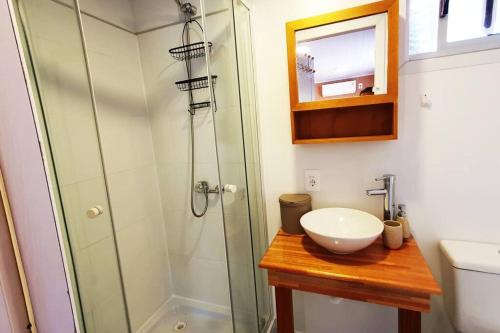 埃斯特角城Helles, modernes Containerhaus的一间带玻璃淋浴和水槽的浴室