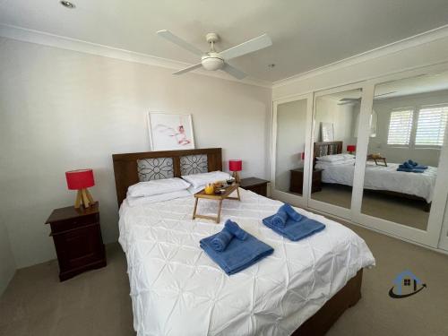 FreshwaterHarbord House - Ocean views, plunge pool, 2 bed, free-wi-fi, superb location的一间卧室配有一张大床和蓝色枕头