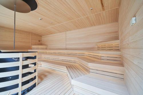 山形市玉宇之乡游佐酒店的一间铺有木地板的桑拿浴室以及木制天花板