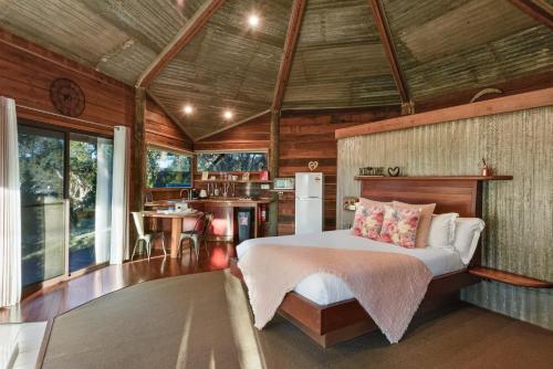 RydalEagle View Escape的房屋内一间卧室,配有一张床和一间厨房
