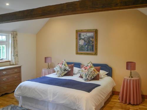 BenniworthFiddledrill Barn的一间卧室配有带白色床单和枕头的床。