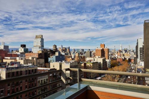 纽约Kasa Lantern Lower East Side的从大楼的阳台上可欣赏到城市景观