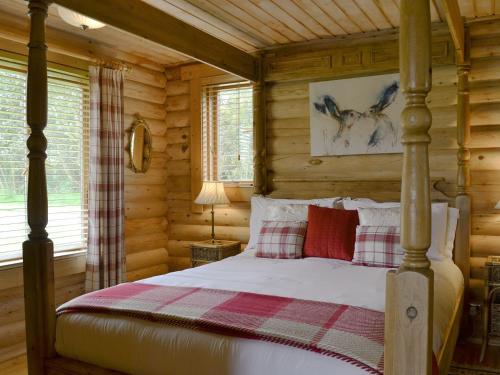 BurtonLepus Lodge - E3731的小木屋内一间卧室,配有一张床