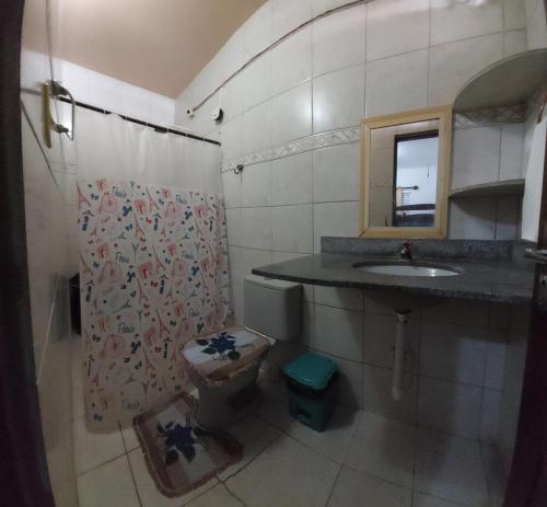 加利纽斯FLAT DA DANI Galinhos RN的一间带水槽、卫生间和镜子的浴室