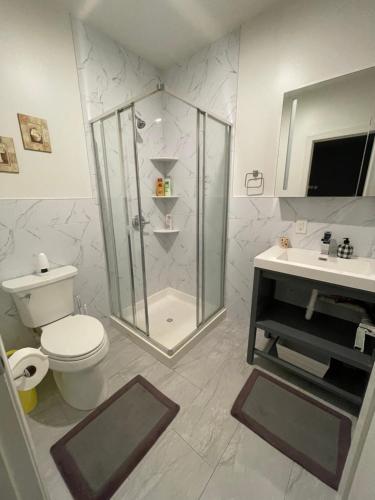 泽西市Modern Luxury Apartment near NYC的带淋浴、卫生间和盥洗盆的浴室