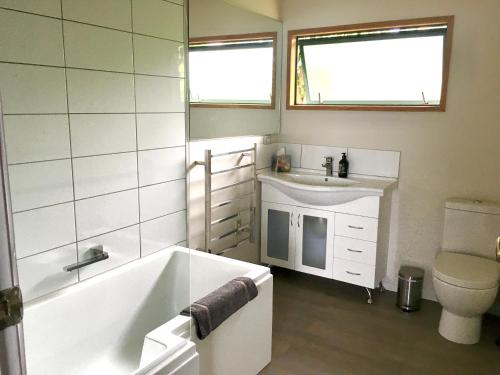 阿希帕拉Panoramic Views - House的带浴缸、盥洗盆和卫生间的浴室