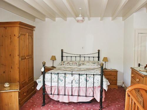 罗宾胡兹贝弗拉格斯塔夫乡村别墅的一间卧室配有一张床和一个木制橱柜