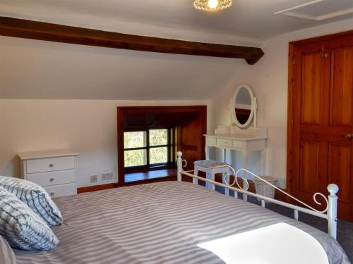 BroxaWhisperdale Barn的一间卧室设有一张大床和一个窗户。