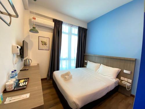 Kampong Parit TengahBENUTTEN 99 HOTEL的酒店客房设有床和窗户。