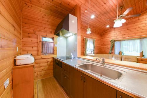 嬬恋村书林酒店的小木屋内的厨房设有水槽