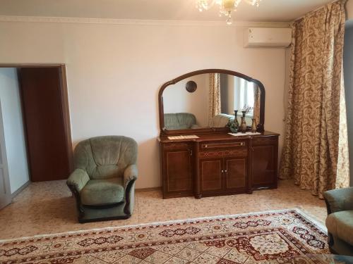 阿拉木图Apartment Shevchenko Panfilova的客厅配有椅子和镜子