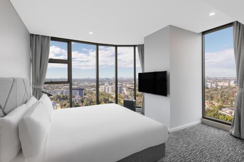 悉尼帕拉马塔乔治街美利通公寓式酒店的一间酒店客房,配有一张床和一台电视