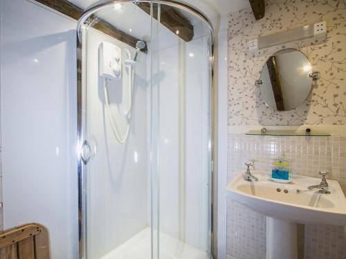 Balnaboth园丁度假屋的带淋浴和盥洗盆的浴室
