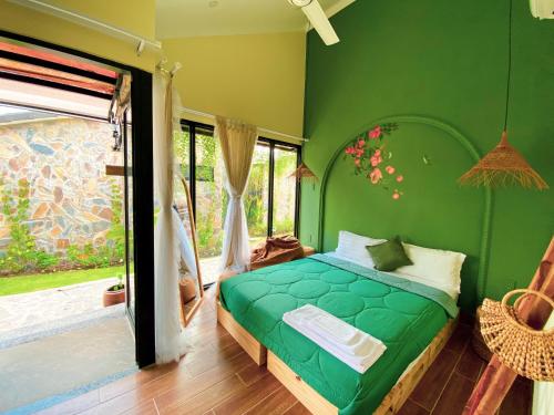 Cái RăngBến Đò Xưa Homestay & Coffee的绿色卧室设有床和窗户
