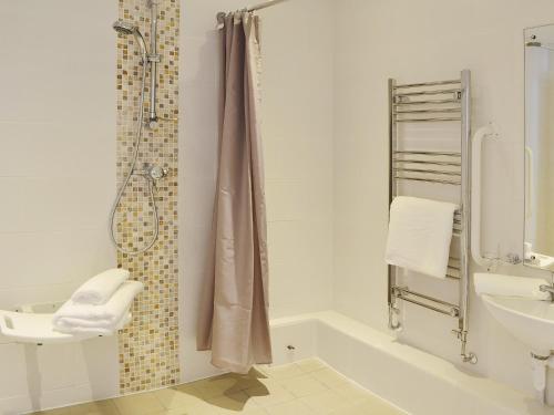 Fletching霍利度假屋的带淋浴和盥洗盆的浴室