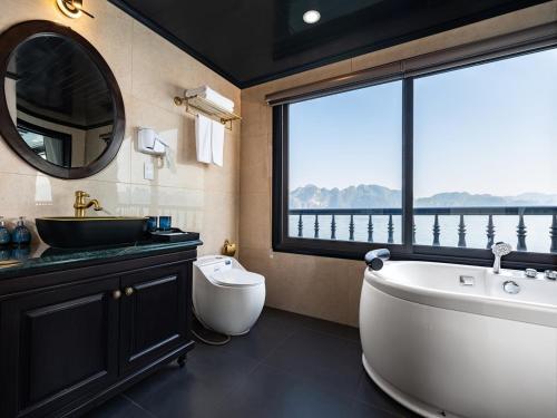 下龙湾Rita Cruise的带浴缸、水槽和窗户的浴室