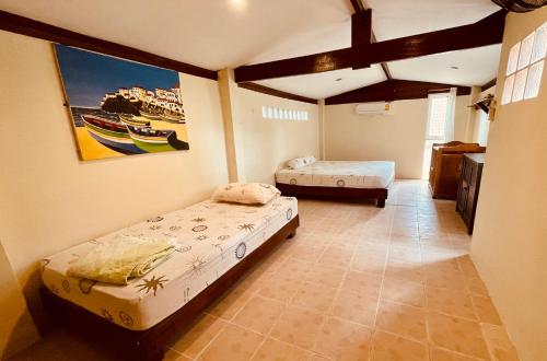 象岛棕榈树天堂度假酒店的一间卧室设有两张床,墙上挂着一幅画