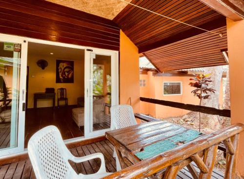 象岛棕榈树天堂度假酒店的门廊上的木桌和椅子