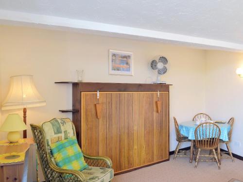 霍宁Ripples的客厅配有桌椅和橱柜
