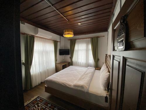 阿马西亚Ziyagil Konağı的一间卧室设有一张床和两个窗户。
