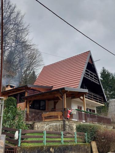 BarilovićVILLA KORANA的一座大型木房子,设有红色屋顶