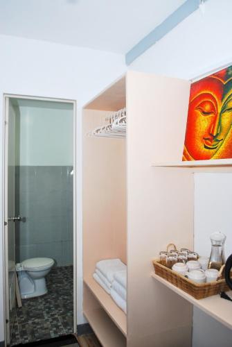 长滩岛WOZA INN BORACAY的带淋浴、卫生间和镜子的浴室
