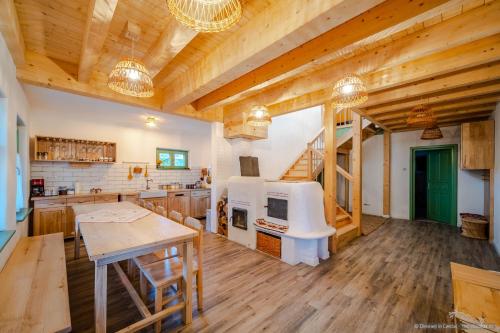 皮亚特拉-尼亚姆茨Dimineți în Cerdac的一间铺有木地板和木制天花板的大厨房