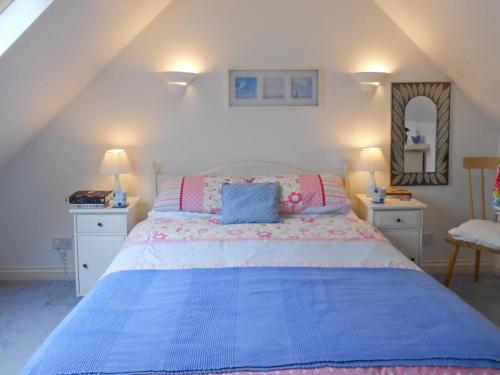 帕兹托贝拉吉欧乡村别墅的一间卧室配有一张带蓝色毯子的大床